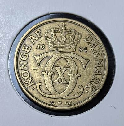 外国优质银币克朗币纪念章，每周六晚九点倒数截拍，满百包邮可寄存，持续收拍 - 丹麦1934年1克朗流通币，属克里斯蒂安十世（1912-1947 年在位）时期，1924-1941 年发行的铝青铜版，刻有国王花押与皇冠，是丹麦近代流通币经典。