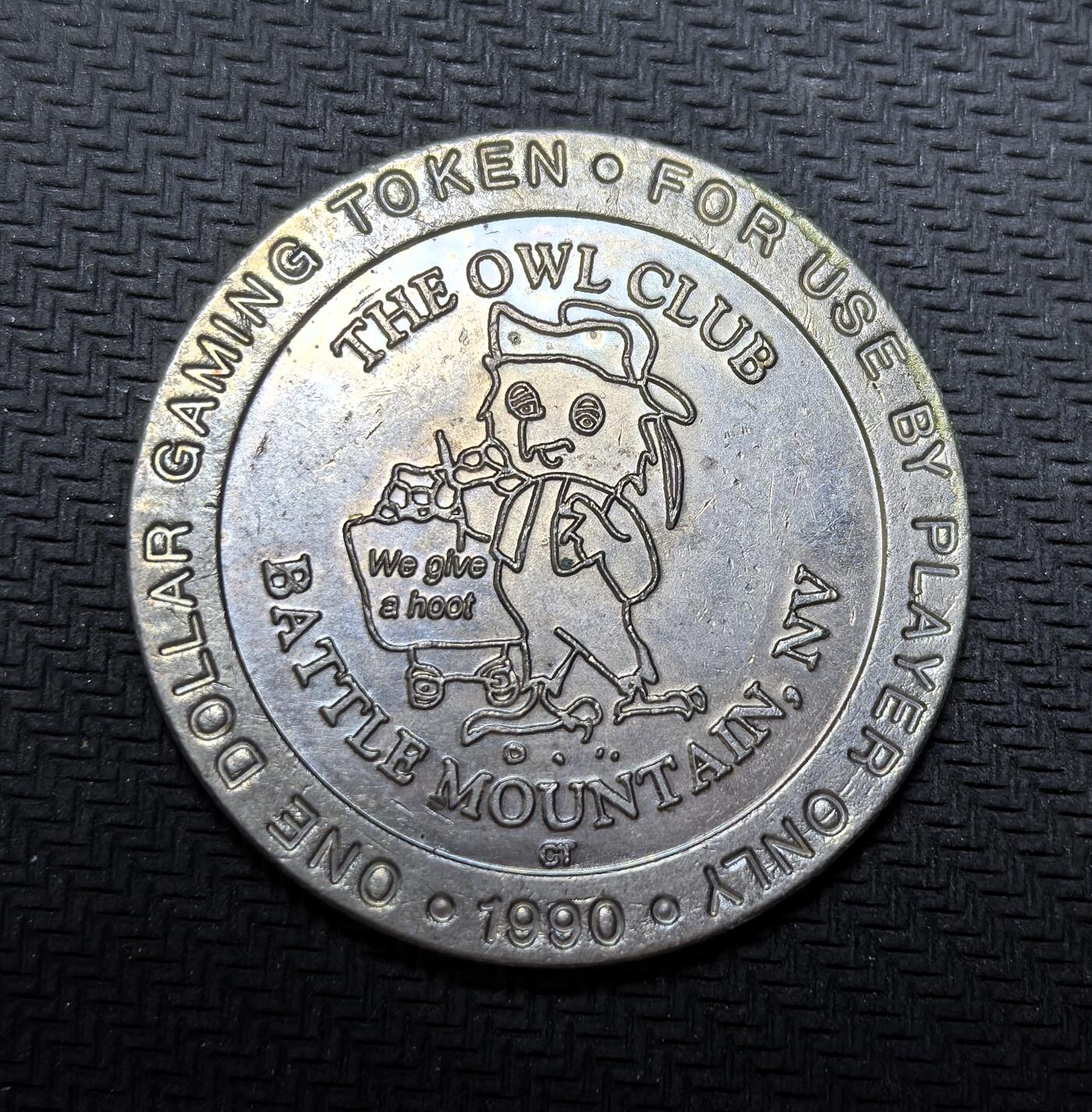 外国优质银币克朗币纪念章，每周六晚九点倒数截拍，满百包邮可寄存，持续收拍 美国1990 年内华达战斗山猫头鹰俱乐部1 美元代币。作为西部赌场文化的实物见证，它记录了美式复古娱乐潮流，是美国代币收藏领域的代表性实物。