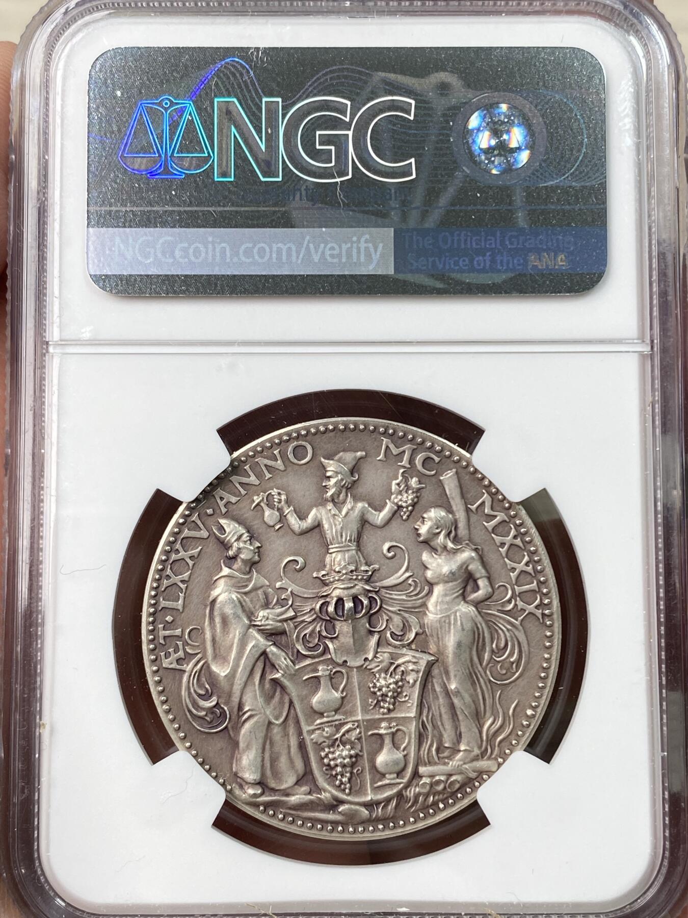 万国钱币拍卖第064期 NGC MS63 1929年德国魏玛共和国奥格斯堡大教堂第75届大主教约瑟夫·弗里森埃格尔诞辰纪念银章 卡尔哥茨罕见宗教作品 人物刻画极其精细 奥格斯堡大教堂盾徽极具特色