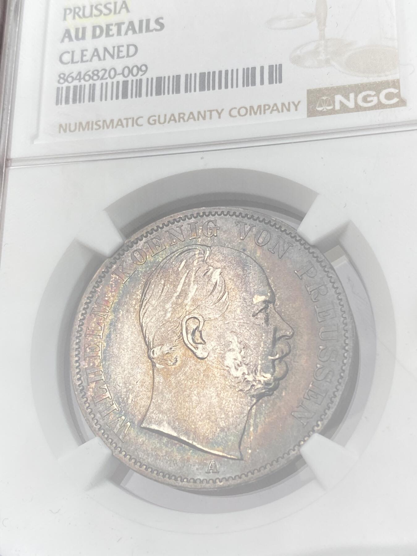 万国钱币拍卖第064期 NGC AUD 1865年德国普鲁士威廉一世帝国鹰流通1泰勒 经典德国一手老藏酱五彩包浆