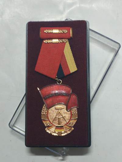 韵星假日军品类拍卖第51期  -- Rimey Holidays Militaria Auction 51 - 民主德国三级劳动红旗勋章带原盒略