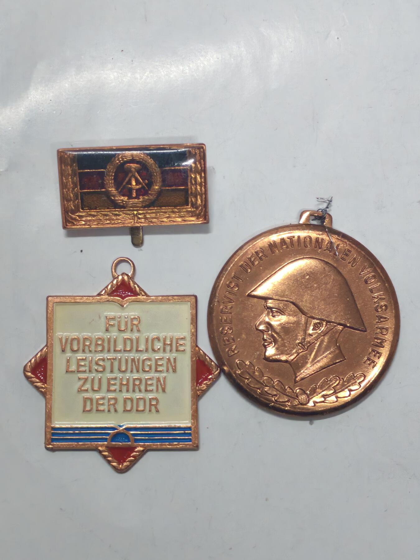 韵星假日军品类拍卖第51期  -- Rimey Holidays Militaria Auction 51 民主德国章头一组 表彰良好知识 预备役 五次集体劳动荣誉