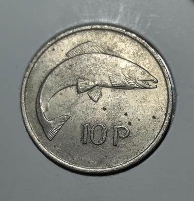 外国优质银币克朗币纪念章，每周六晚九点倒数截拍，满百包邮可寄存，持续收拍 - 爱尔兰1975年10便士，正面为爱尔兰国徽竖琴，背面绘鲑鱼图案，是爱尔兰镑体系下的经典辅币，承载了爱尔兰的民族文化与自然象征。