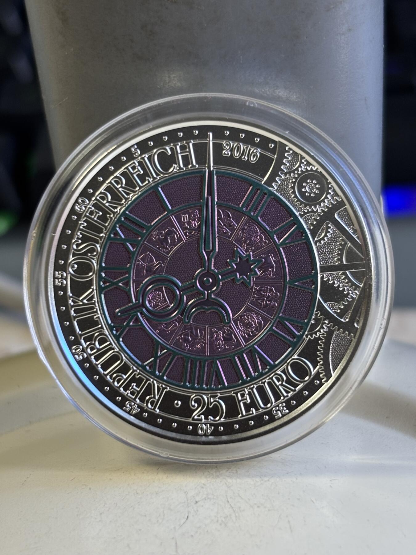 第196期拍卖 获奖奥地利2016年银铌镶嵌时间三彩色纪念银铌币，金属:900银/铌998，重量:15.5克（9克银，6.5克铌），直径:34毫米，发行：65000枚，获2018年度克劳斯世界硬币大奖赛最佳双金属币