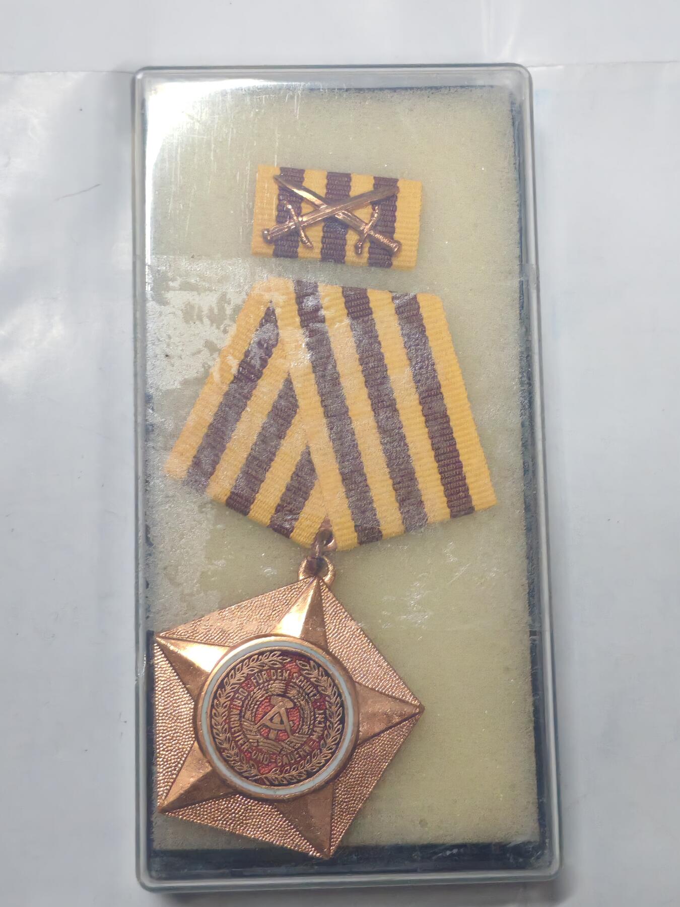 韵星假日军品类拍卖第51期  -- Rimey Holidays Militaria Auction 51 民主德国铜级为人民与祖国服务勋章带原盒略