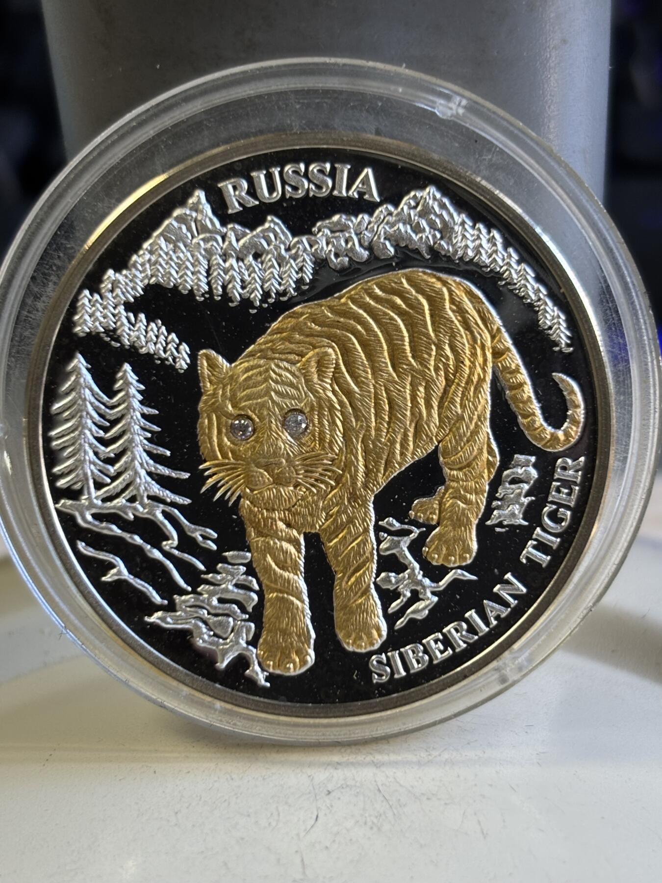 第196期拍卖 利比里亚2004年珍稀动物系列老虎镶钻石纪念银币，20克，999银，38毫米，发行5000枚，