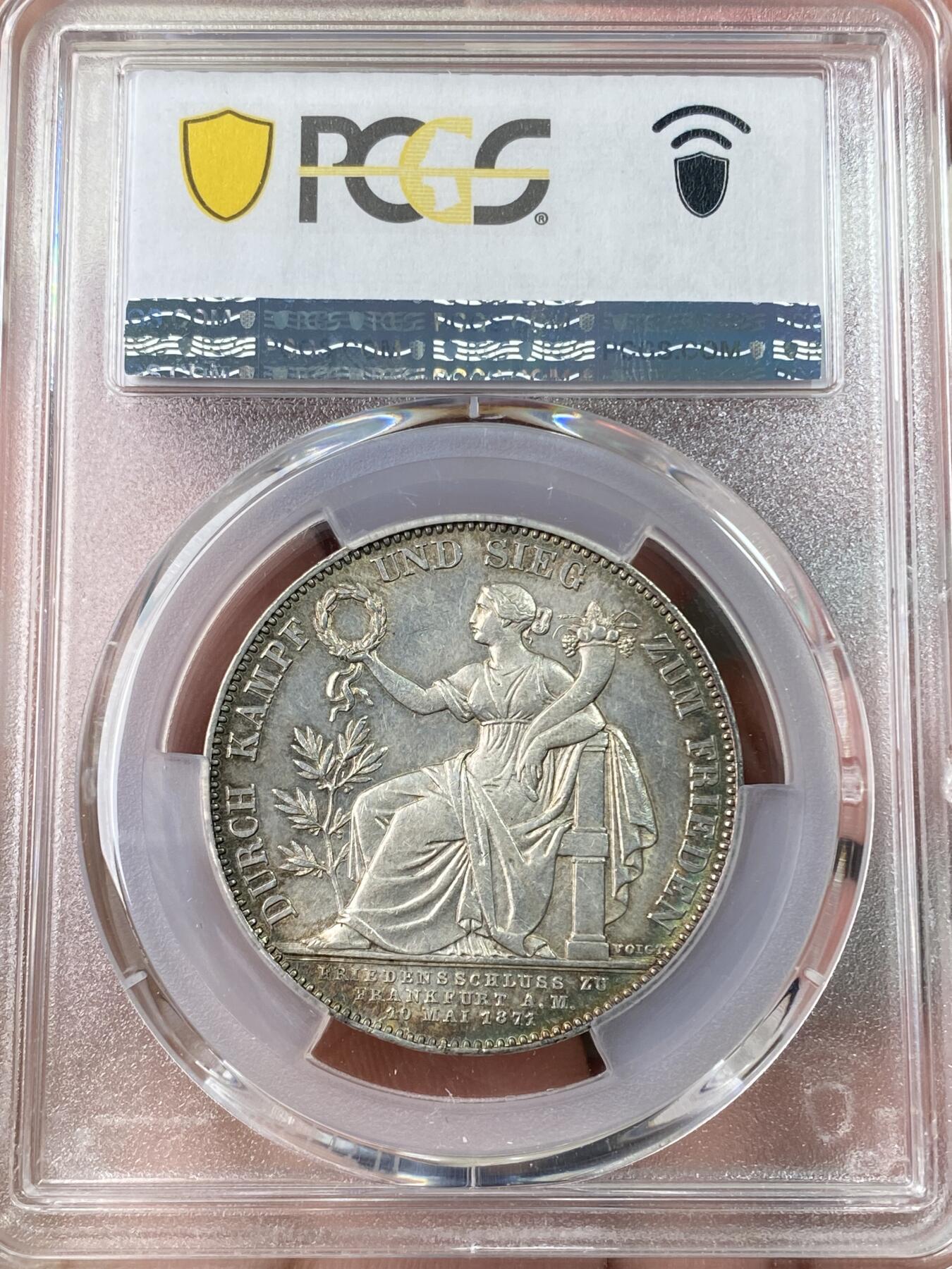 万国钱币拍卖第064期 PCGS MS62 1871年德国巴伐利亚路德维希二世普法战争胜利泰勒 完美分层般的月牙深五彩中间被一道彩虹连接 给人以顶级视觉享受 难得一见的收藏品质