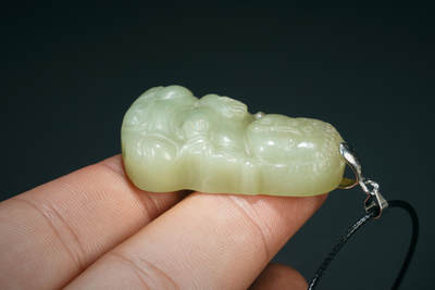 上海都达杂项专场103【全场包邮】  天然和田玉精雕《宝宝佛》挂件 