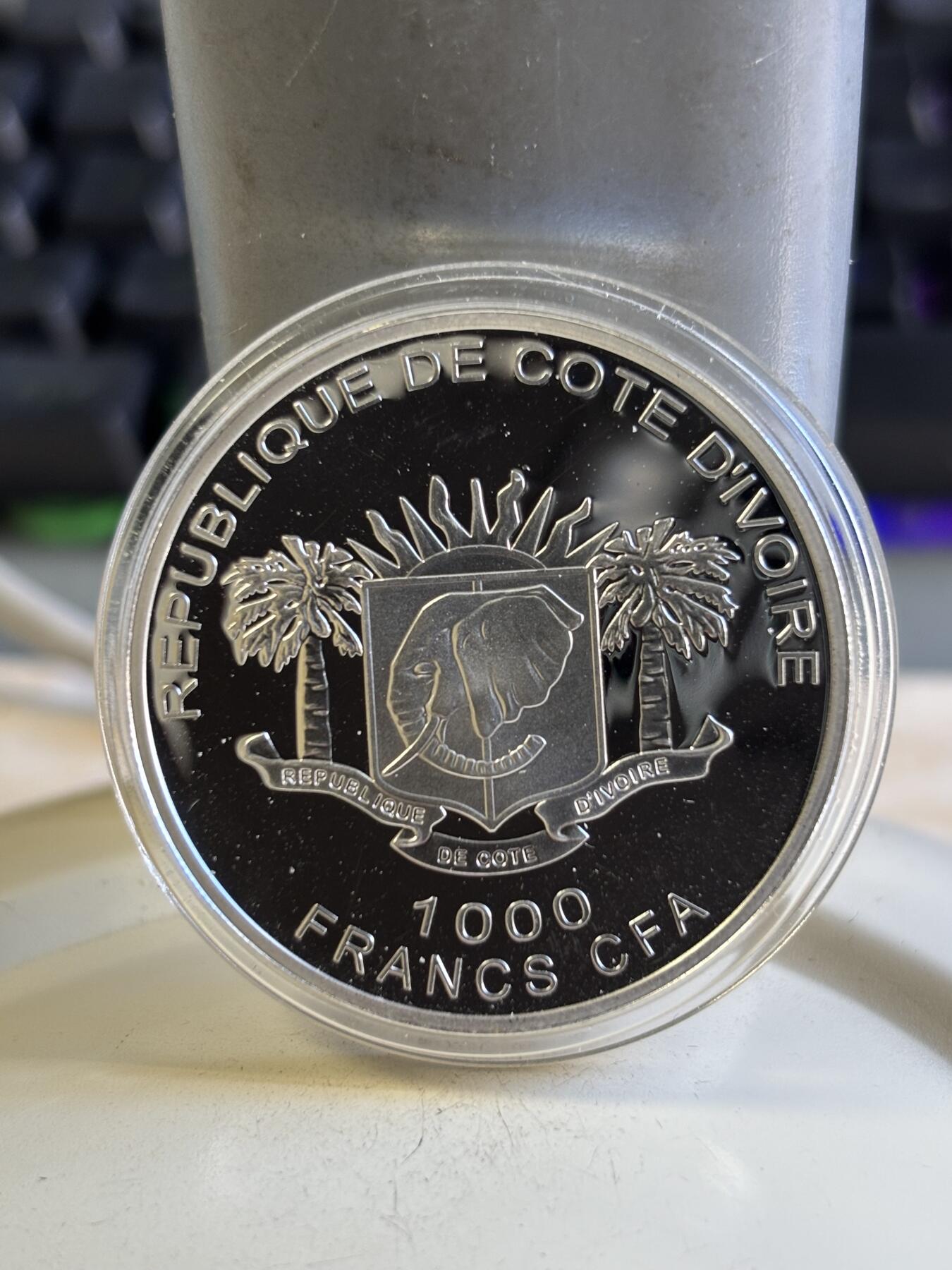 第196期拍卖 获奖币科特迪瓦2010猛犸象镶嵌镀金纪念银币，925银镀金，25克，世界最美25种钱币之一，有氧化