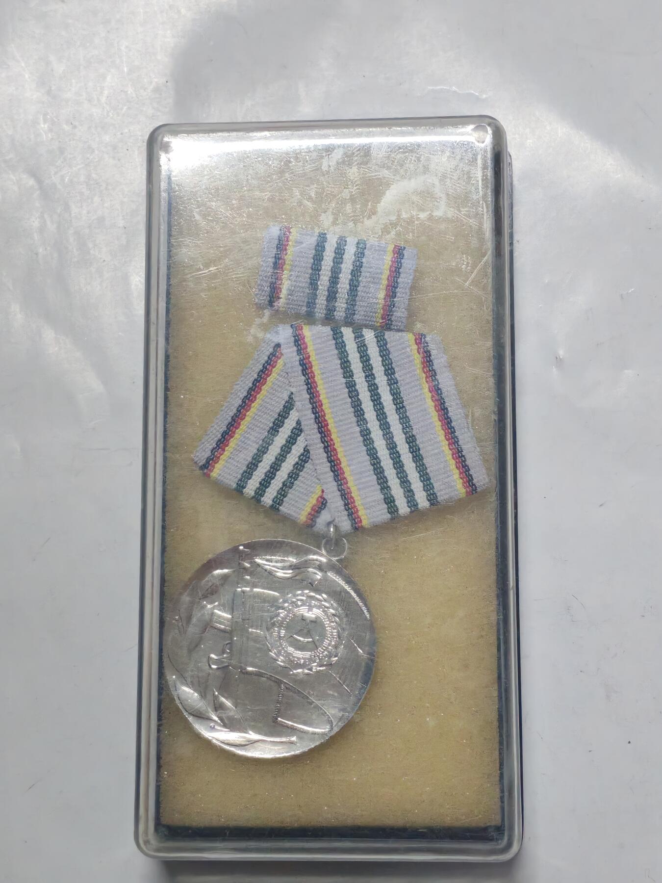 韵星假日军品类拍卖第51期  -- Rimey Holidays Militaria Auction 51 民主德国国家人民军人民军三十年荣誉奖章 于建军三十年颁发给国家人民军资深军官士官 完整带盒一套 类似于苏联建军20