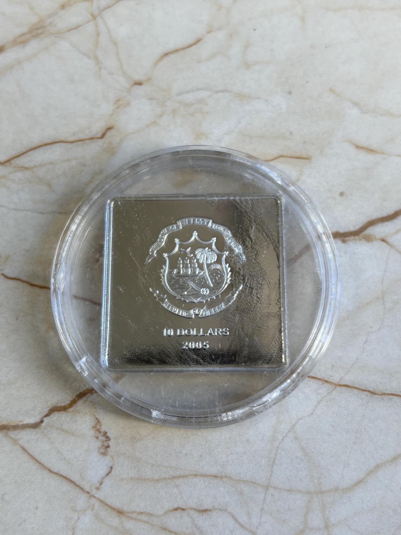 第196期拍卖 利比里亚2005年宗教系列镶嵌水晶十字架镀金纪念银币，925银，25克，塑料盒有瑕疵