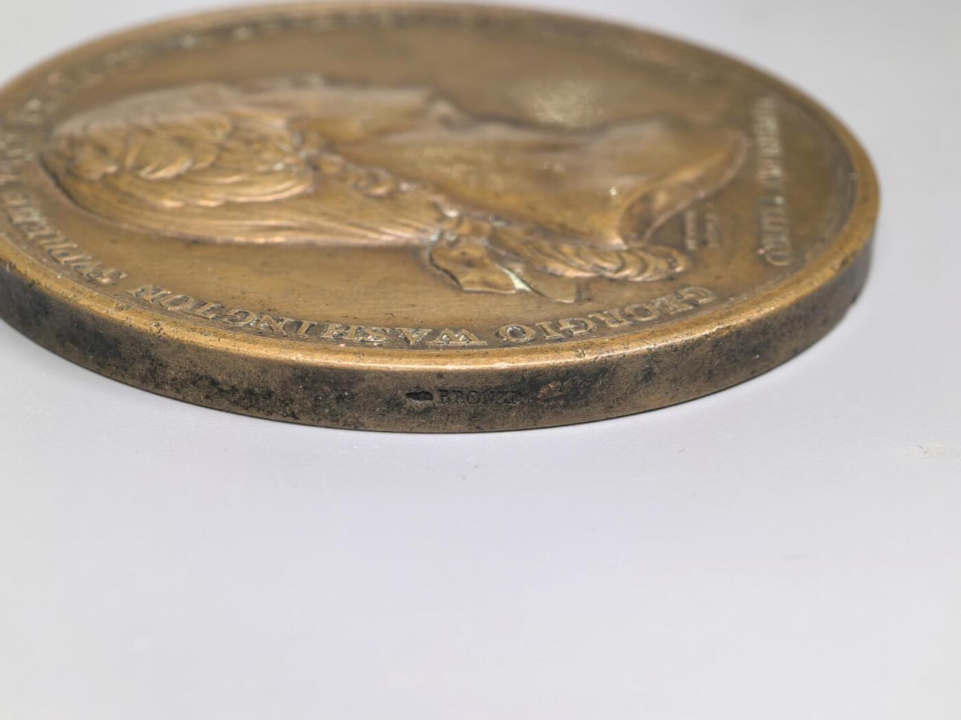 小驴勋章奖章收藏4月4日周六晚六点拍卖（珍爱和平，收藏战争，铭记历史，勿忘国耻，忠党爱国。有偿代拍，送拍规则在简介最后，参拍须阅读规则后再参拍，关系到运费包装发货时效真假辨别等关键信息，拍卖时不再发原图，看大图店主微信码在拍卖店铺介绍里） 美国波士顿战役纪念大铜章，不是我专业范围请自行断代