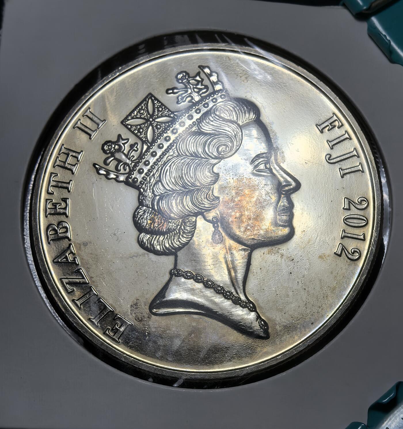 外国优质银币克朗币纪念章，每周六晚九点倒数截拍，满百包邮可寄存，持续收拍 斐济2012年伊丽莎白二世登基钻禧 10 元纪念币，正面为女王头像，背面以仪仗与铭文纪念其在位 60 周年，见证英联邦王室与斐济的历史联结。