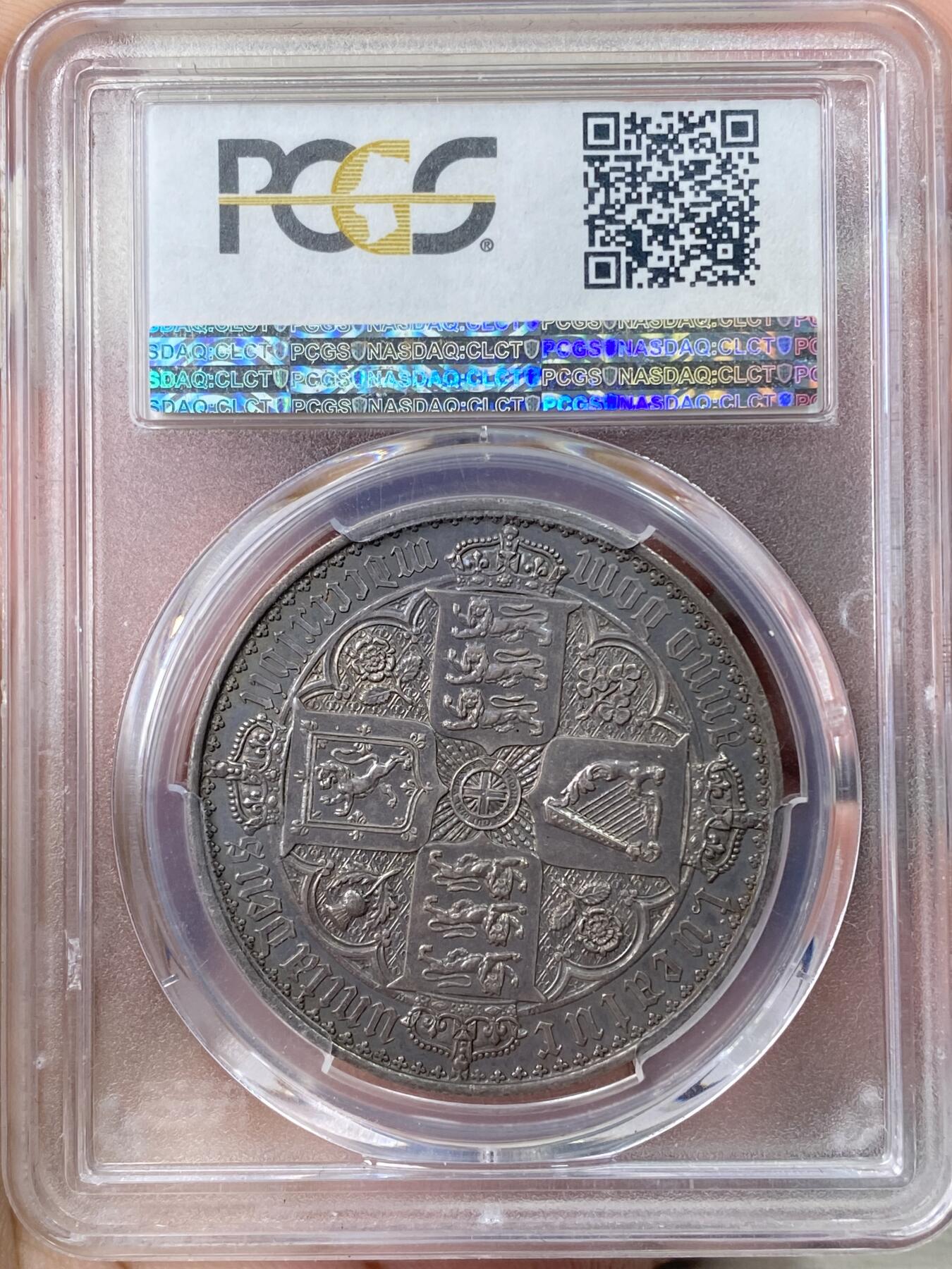 万国钱币拍卖第064期 PCGS PR62 1847年英国维多利亚女皇哥特体克朗 世界机制币大名誉品 英系钱币工艺巅峰之作 任何世界币玩家都耳熟能详的品种 全球热度居高不下 价格也是一路上涨 浓郁厚重的英式天鹅绒包浆极致美丽 打制深峻狮脸清晰 此次贴脸入手机会不容错过