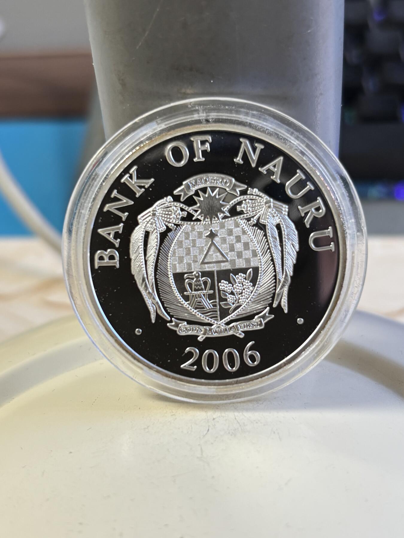 第196期拍卖 瑙鲁2006年 欧洲地标-西班牙圣地亚哥主教座堂立体部分镀金精制银币， 1盎司，999银 发行量：2000枚，塑料盒有瑕疵