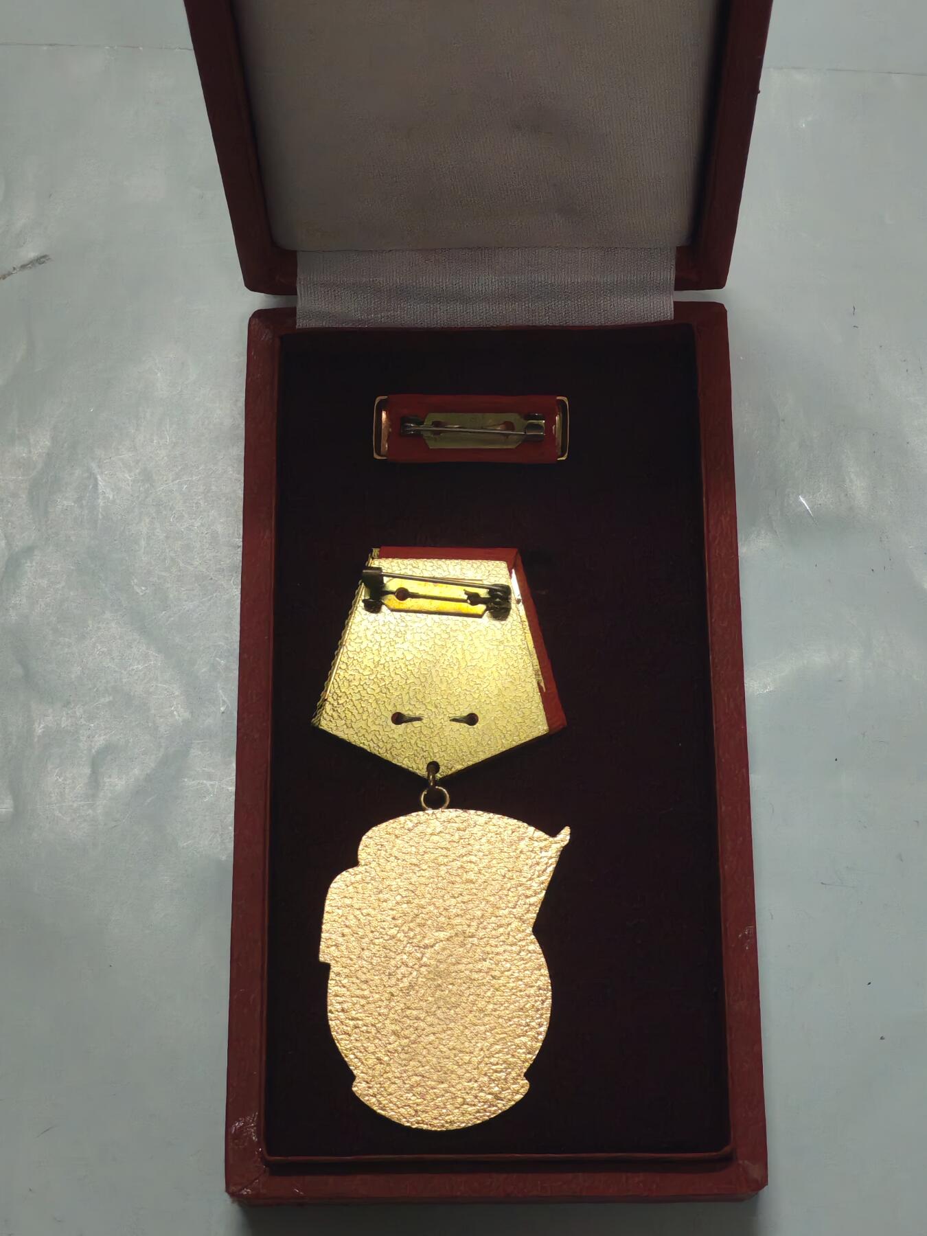 韵星假日军品类拍卖第51期  -- Rimey Holidays Militaria Auction 51 民主德国二级劳动红旗勋章带原盒略 早期版本