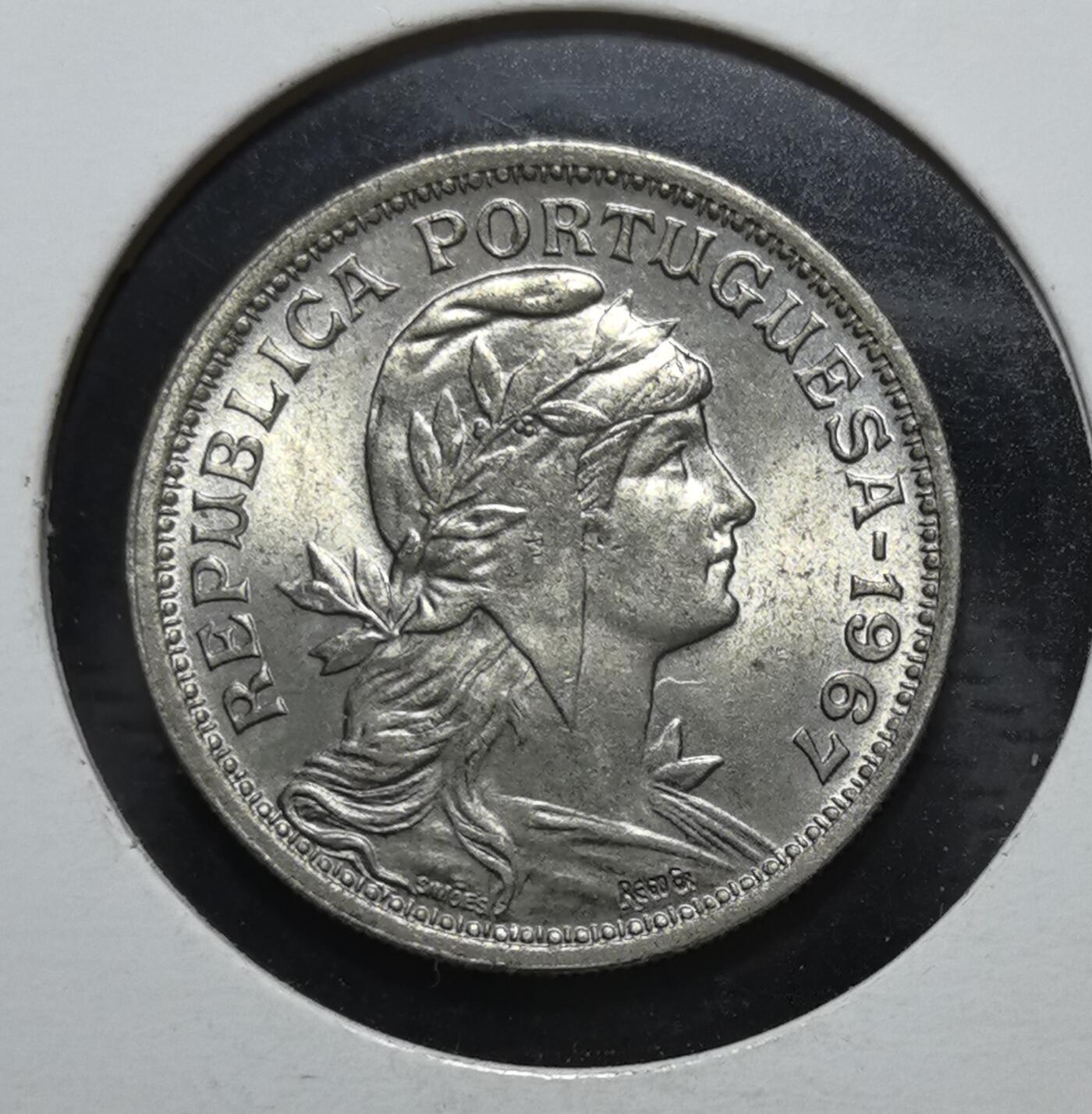 外国优质银币克朗币纪念章，每周六晚九点倒数截拍，满百包邮可寄存，持续收拍 带光葡萄牙1967年50分，头戴自由帽与橄榄枝的少女，象征共和国理想，处于葡萄牙萨拉查独裁统治时期，此设计代表其民族身份与当时的威权主义政权并存的社会状态