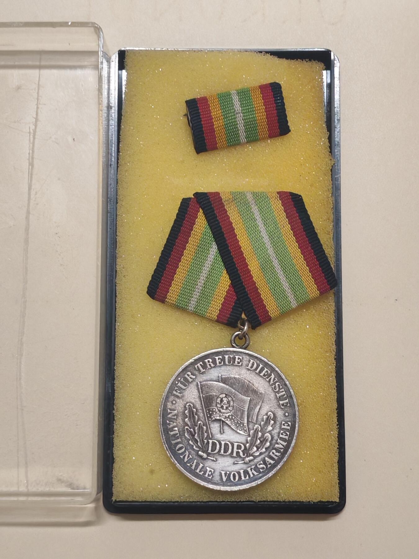 韵星假日军品类拍卖第51期  -- Rimey Holidays Militaria Auction 51 民主德国银级人民军忠诚服务奖章带证带原盒略