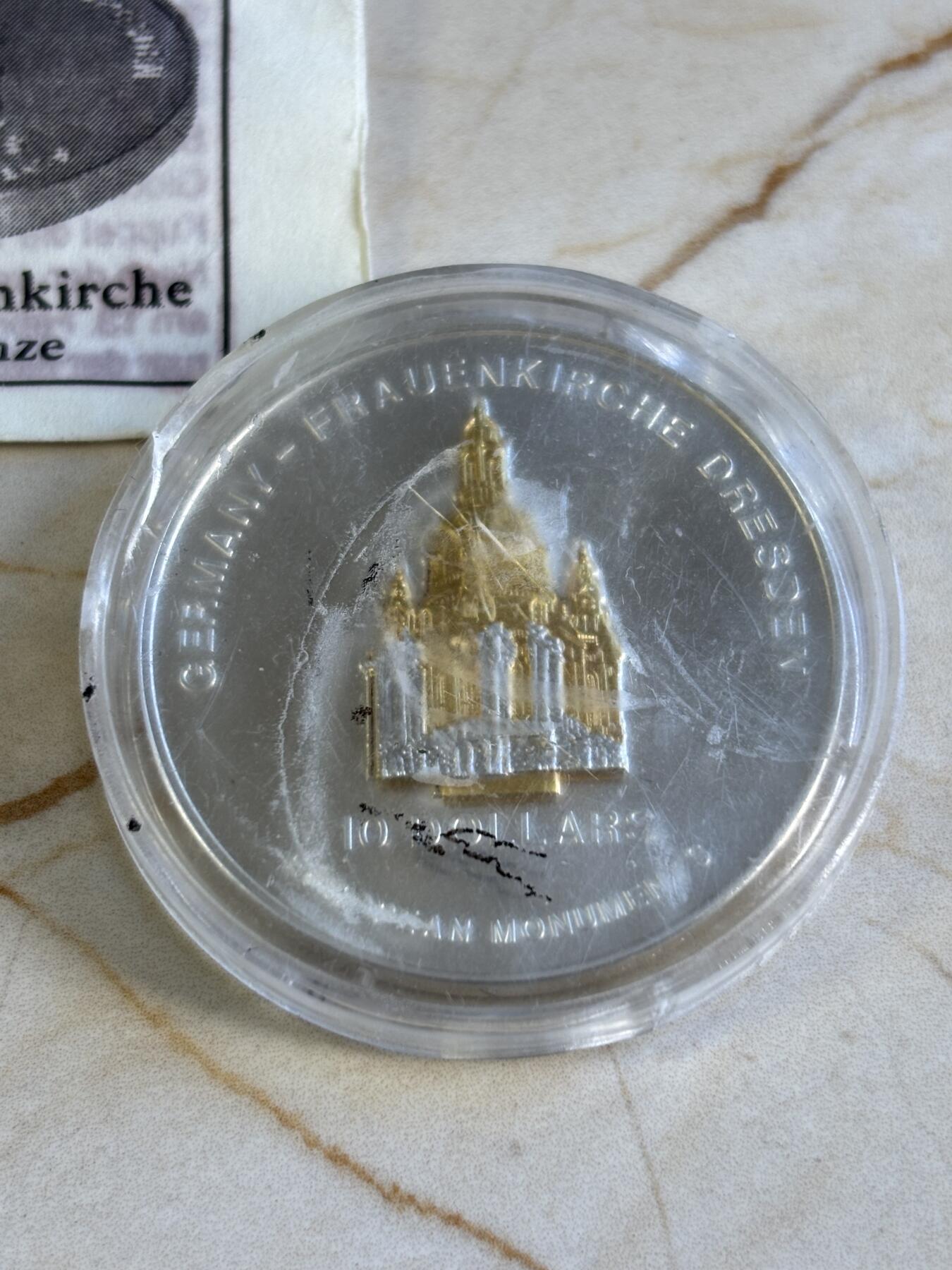 第196期拍卖 瑙鲁2004年建筑奇观德累斯顿圣母大教堂立体银币带证书，999银镀金，1盎司/2.17克，发行7500枚