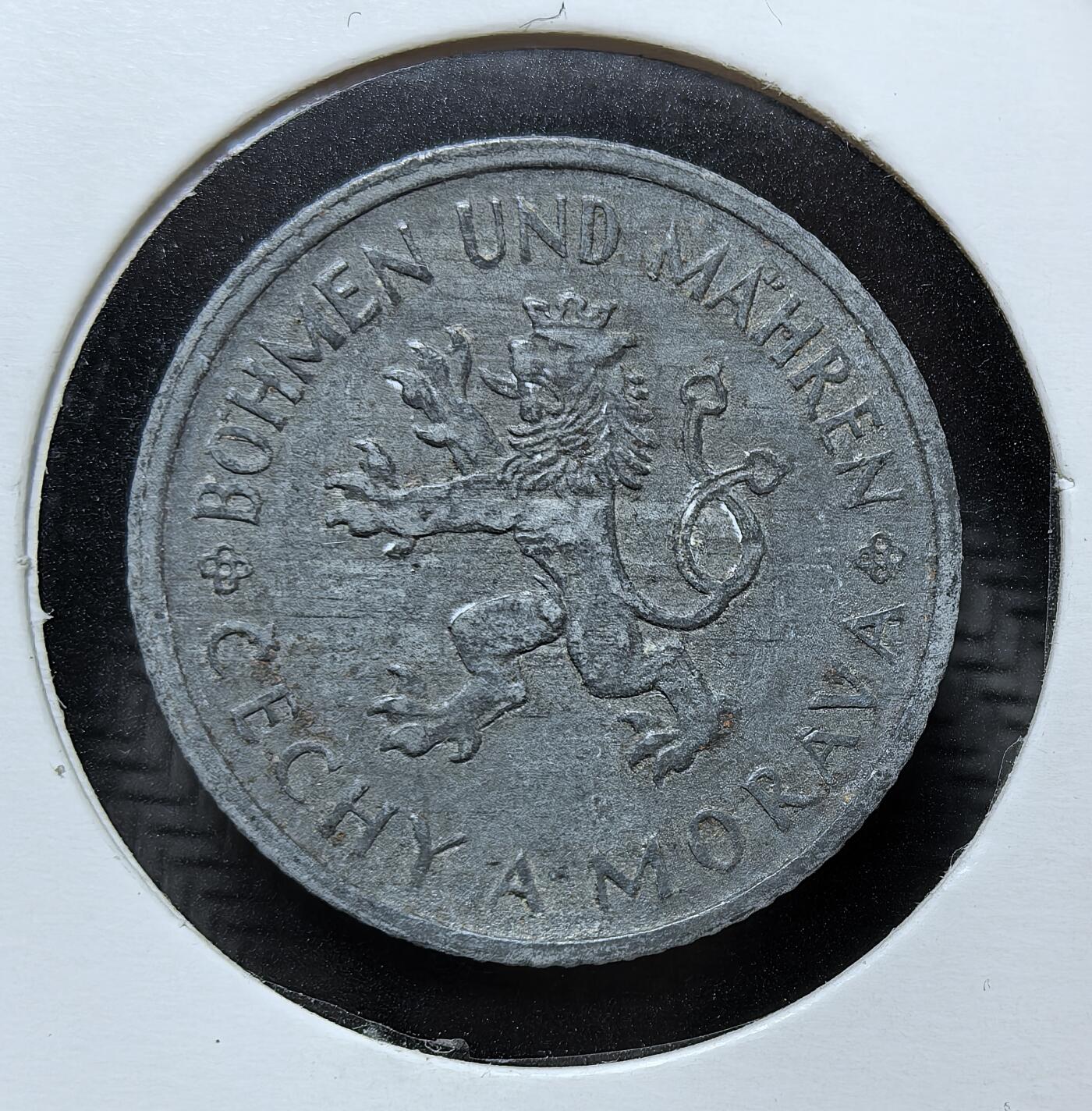 外国优质银币克朗币纪念章，每周六晚九点倒数截拍，满百包邮可寄存，持续收拍 德占波西米亚摩拉维亚保护国1942 年1 克朗锌币。发行于纳粹德国占领时期是德占期间为稳定当地经济而发行的货币，象征着当时捷克作为德国保护国的政治地位。