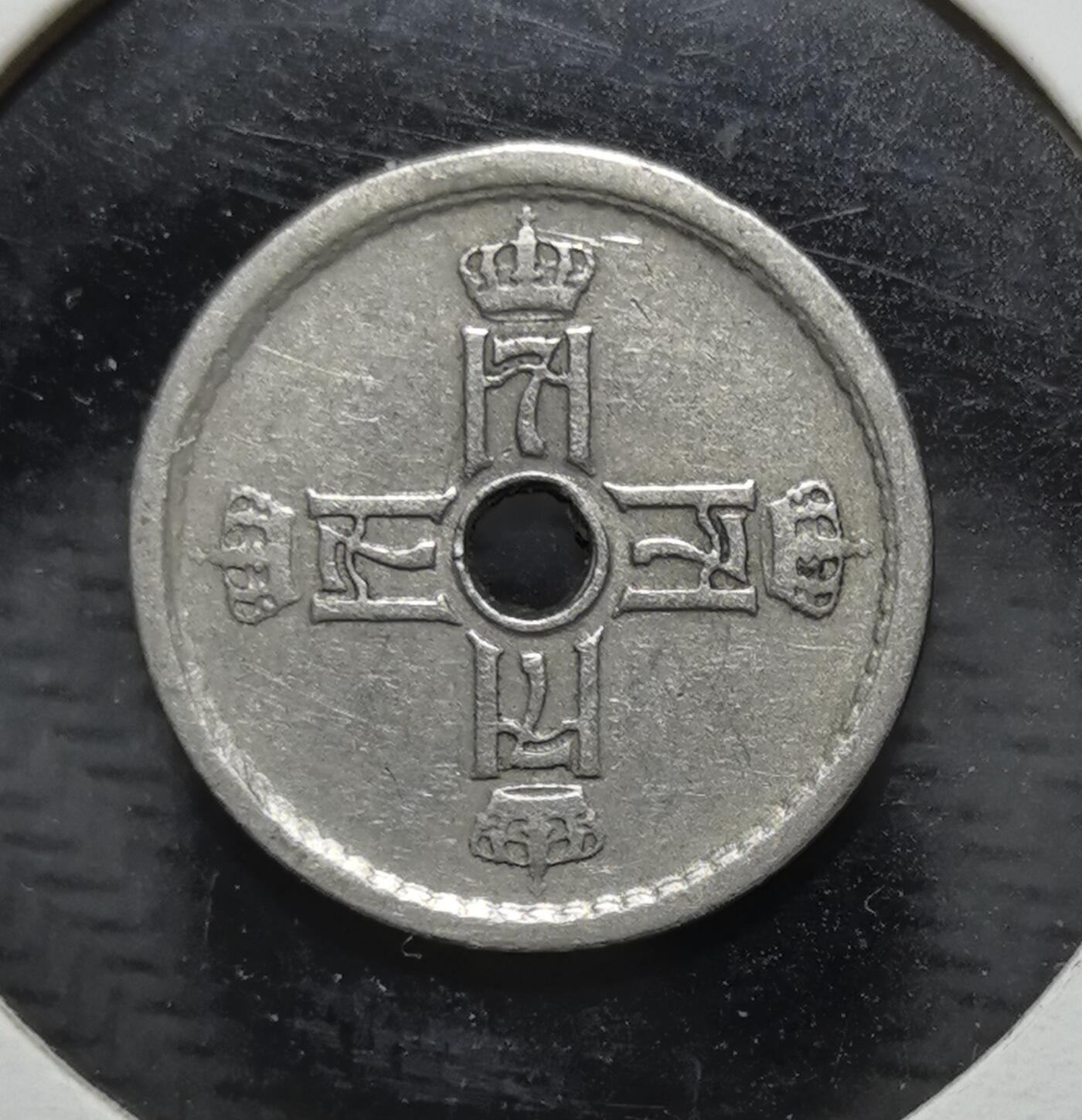 外国优质银币克朗币纪念章，每周六晚九点倒数截拍，满百包邮可寄存，持续收拍 挪威1927年25 欧尔穿孔镍币，正面为哈康七世花押与王冠，背面饰三曲腿纹与王冠，是挪威君主制时期的法定流通辅币，见证其近代货币体系。