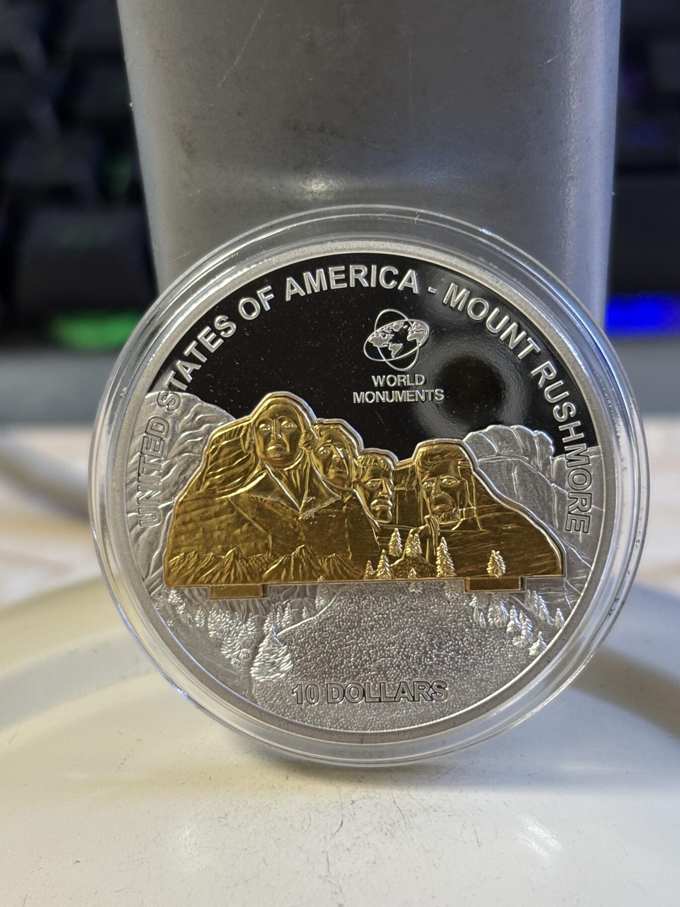 第196期拍卖 库克2008年世界奇观系列美国总统山3D立体镀金银币，999银镀金，1盎司，发行5000枚，