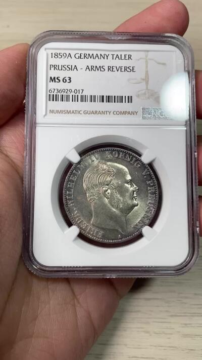 万国钱币拍卖第064期 NGC MS63 1859年德国普鲁士威廉四世离冠鹰流通1泰勒 欧陆淡五彩环绕 打制极其锋利隔着盒子仿佛也能感受到其割手感