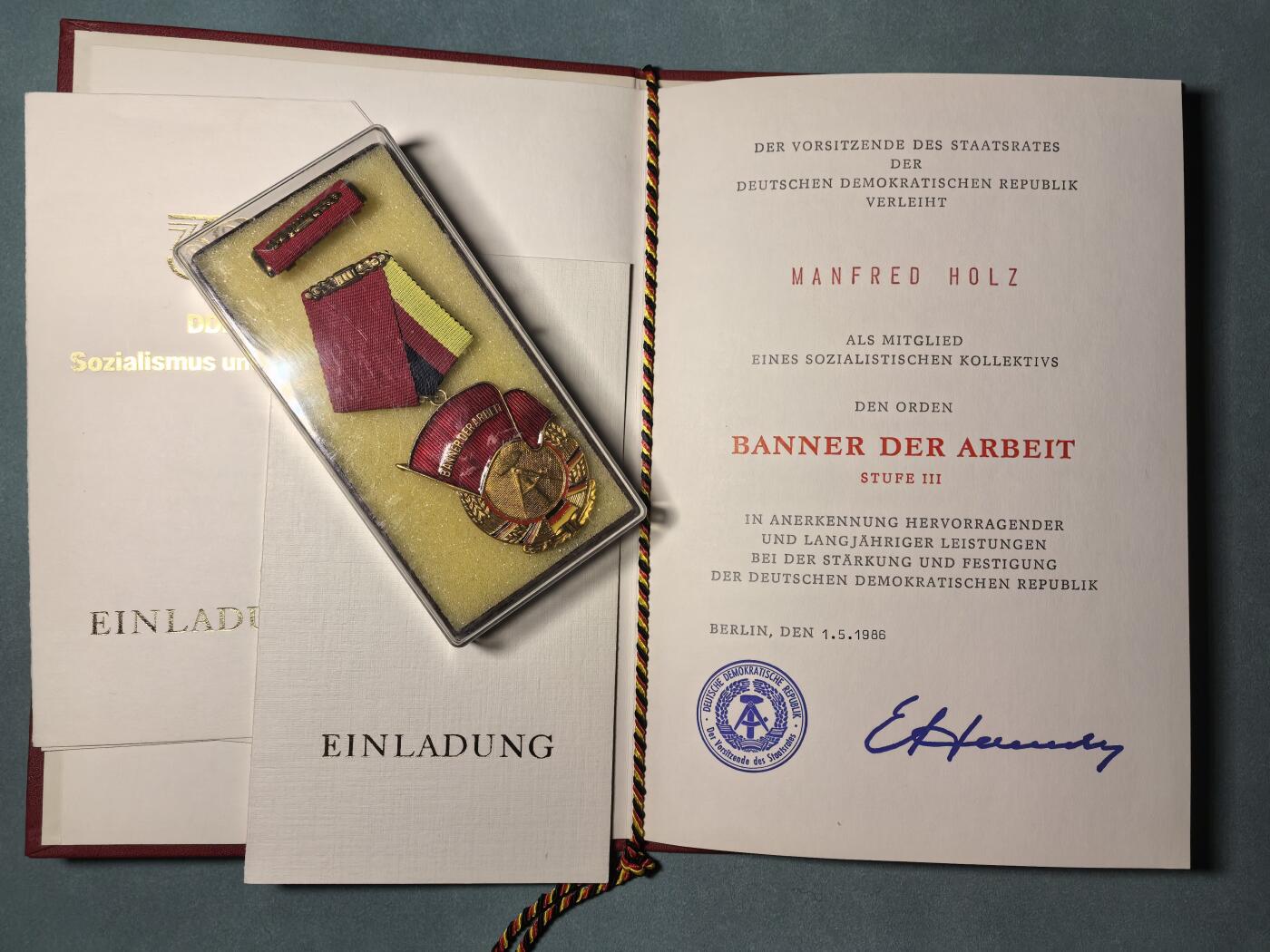 盛世勋华——号角文化勋章邮票专场拍卖第312期 东德三级劳动旗帜勋章 原盒原略带1986年豪华大证书 带授勋仪式请柬
