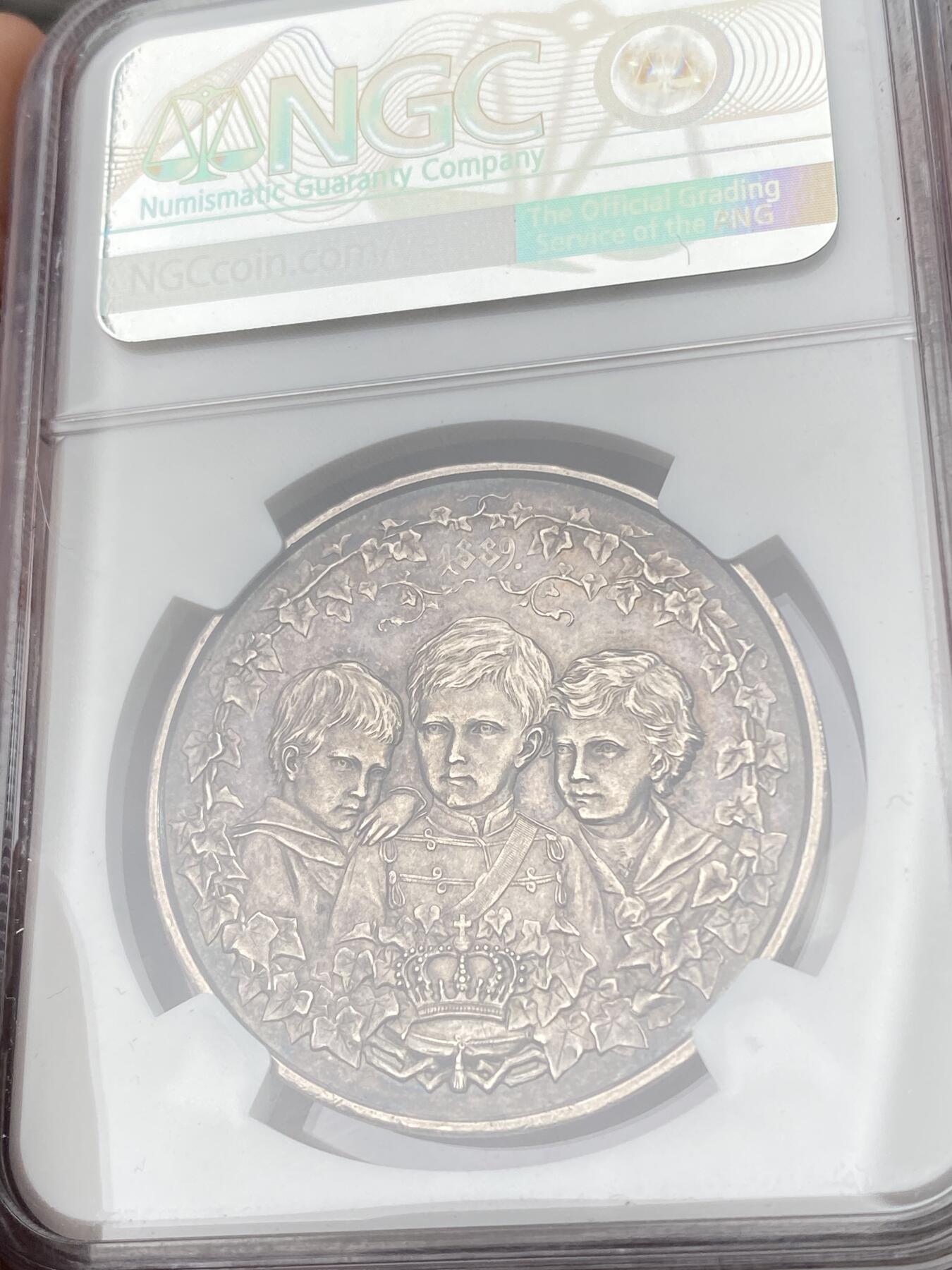 万国钱币拍卖第064期 NGC MS61 1906年德国威廉二世与奥古斯特皇后银婚纪念银章 罕见品种小天使手持皇冠奔向皇室夫妇 背面皇孙在葡萄藤的环绕下献上皇冠 RR珍稀品种 均匀熟美欧陆五彩
