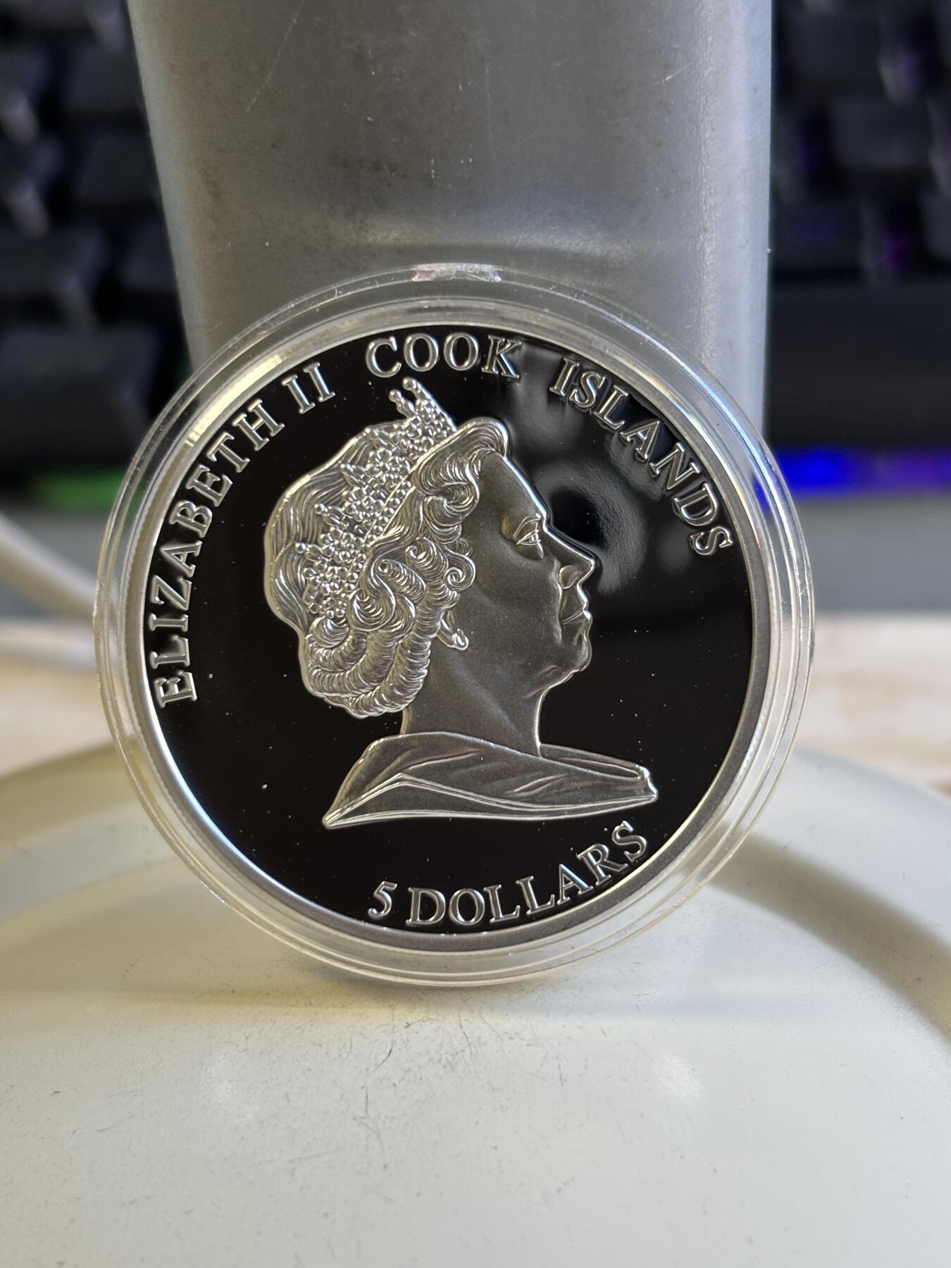 第196期拍卖 获奖币库克2009年三色堇镶嵌景泰蓝镀金彩色银币，999银，25克，发行2500枚、