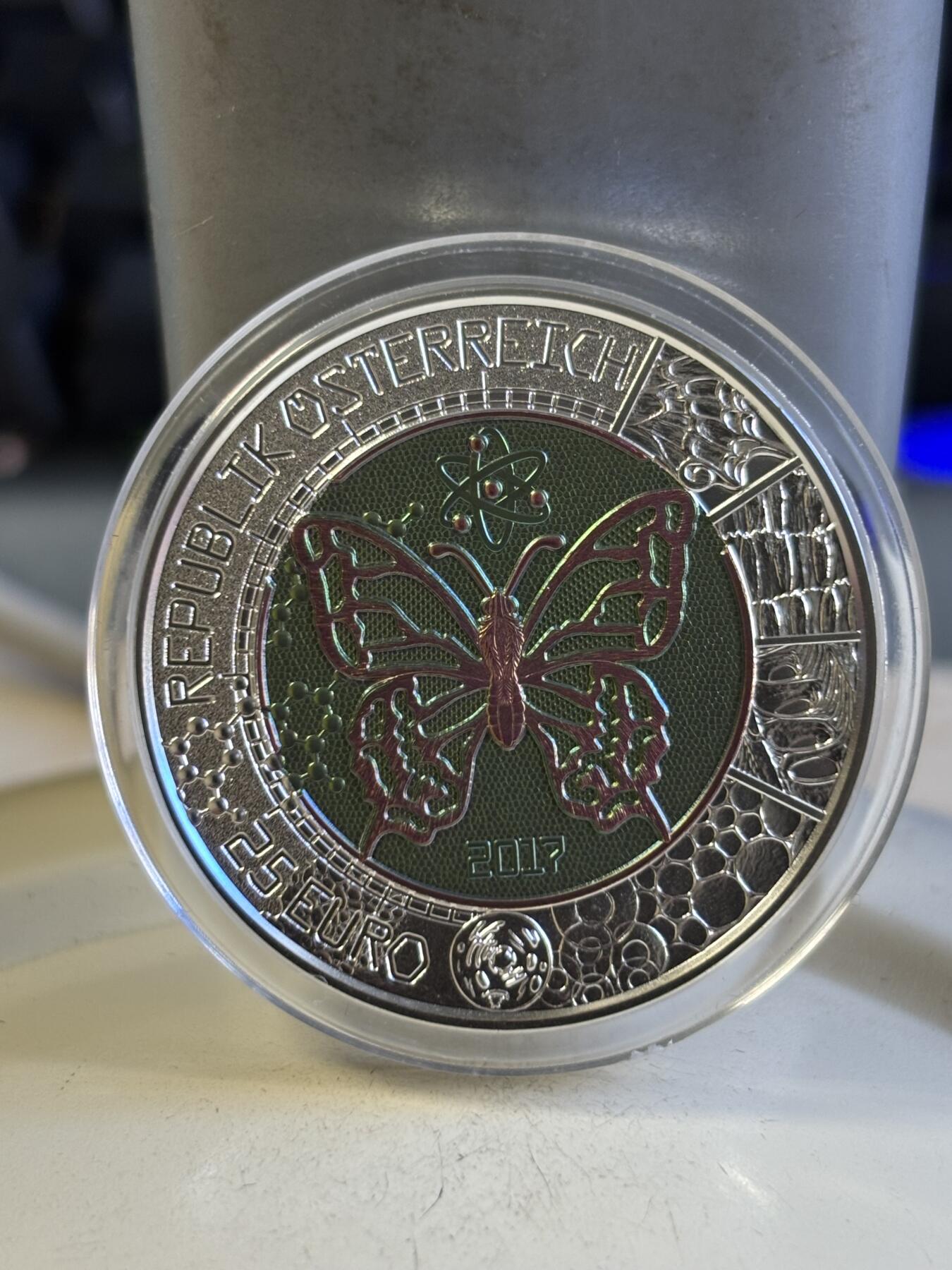 第196期拍卖 奥地利2017年银铌镶嵌系列微观世界银铌双金属币，金属:900银998铌，重量:16.5克（10克银，6.5克铌）直径:34毫米，发行：65000枚