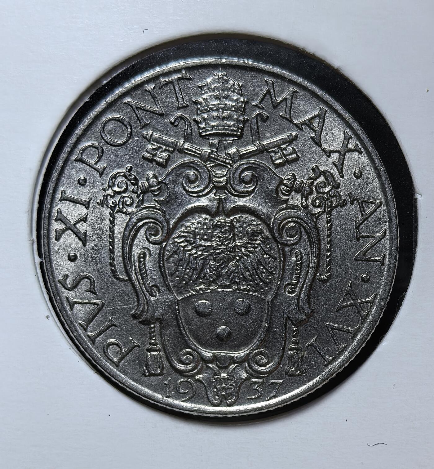 外国优质银币克朗币纪念章，每周六晚九点倒数截拍，满百包邮可寄存，持续收拍 梵蒂冈城国1937年1 里拉，由教宗庇护十一世时期铸造，币面为圣母像，是梵蒂冈主权货币体系与天主教信仰的实物见证。