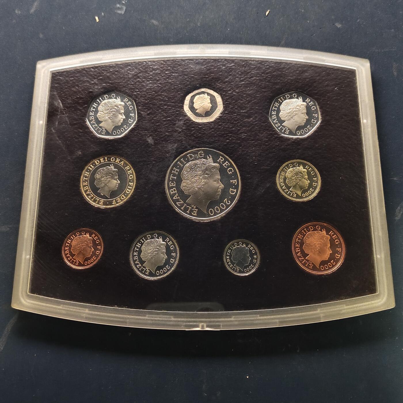 【全场包邮】纯粹捡漏拍519场 英国2000年官方收藏盒装精制套币-盒证全-含5镑千禧年+1镑威尔士红龙+50便士公共阅读精制纪念币