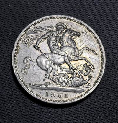 外国优质银币克朗币纪念章，每周六晚九点倒数截拍，满百包邮可寄存，持续收拍 - 英国乔治六世1951年5 先令（克朗）纪念币，为纪念乔治六世登基 25 周年发行，正面是国王肖像，背面为经典圣乔治屠龙图案，是二战后英国重要流通纪念币。