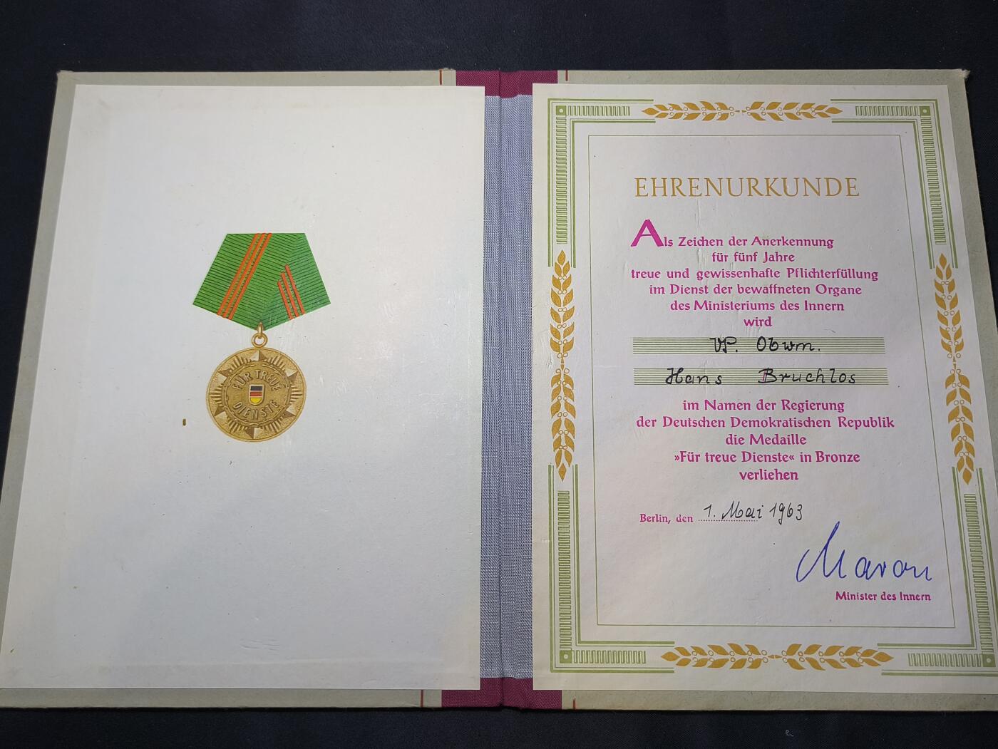 云宸嘉赏-勋臻佳藏四月精品甄选场次（低佣 一元一手） 民主德国内务部人民警察-汉斯・布鲁赫洛斯（Hans Bruchlos）铜质忠诚服役奖章证书 带内务部长卡尔·马隆签字  早期六十年代版本