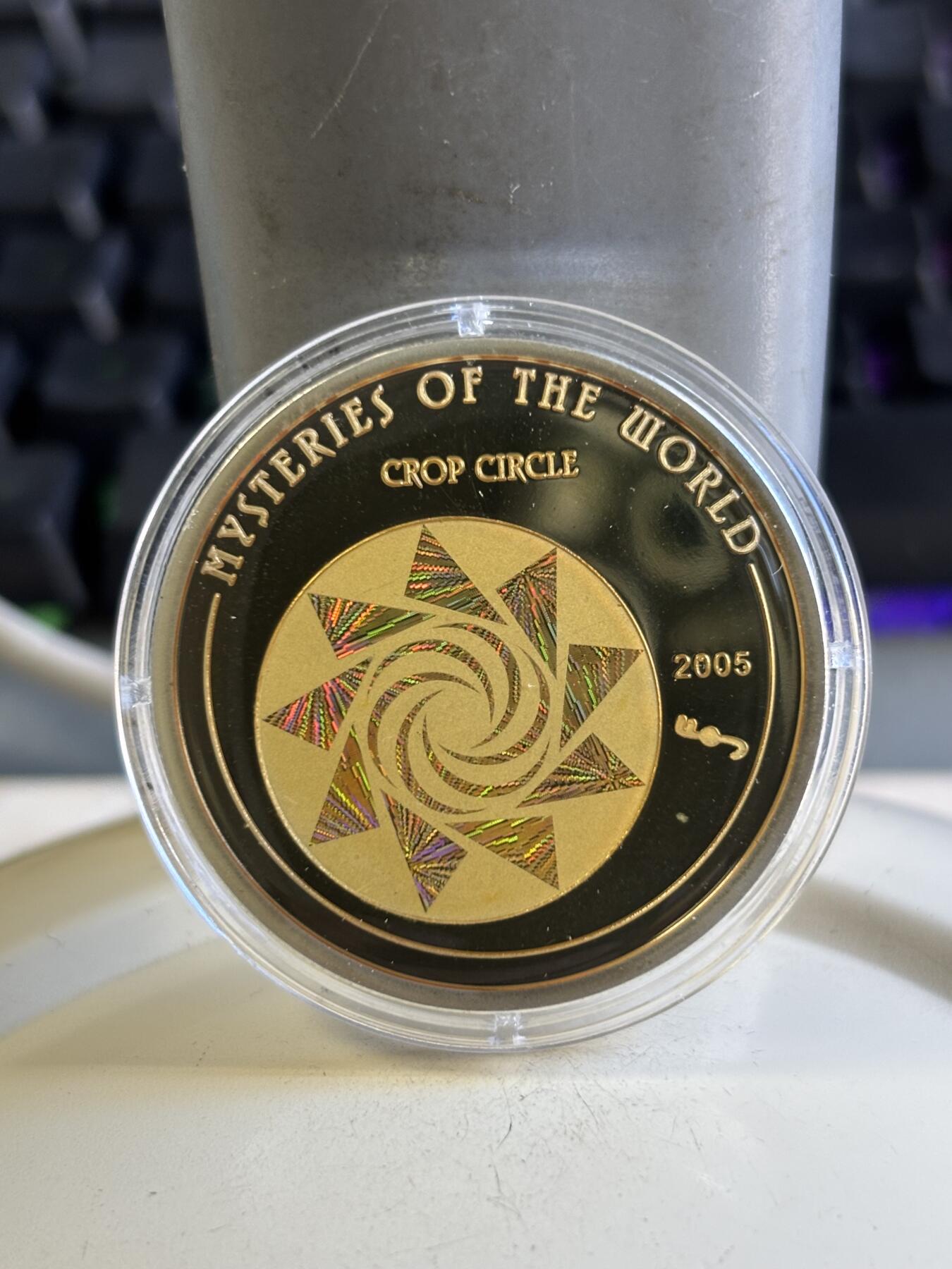 第196期拍卖 北马里亚纳2005年5元麦田圈激光幻彩精制纪念银币，925银，发行1200枚，25克，塑料盒有裂痕，有氧化