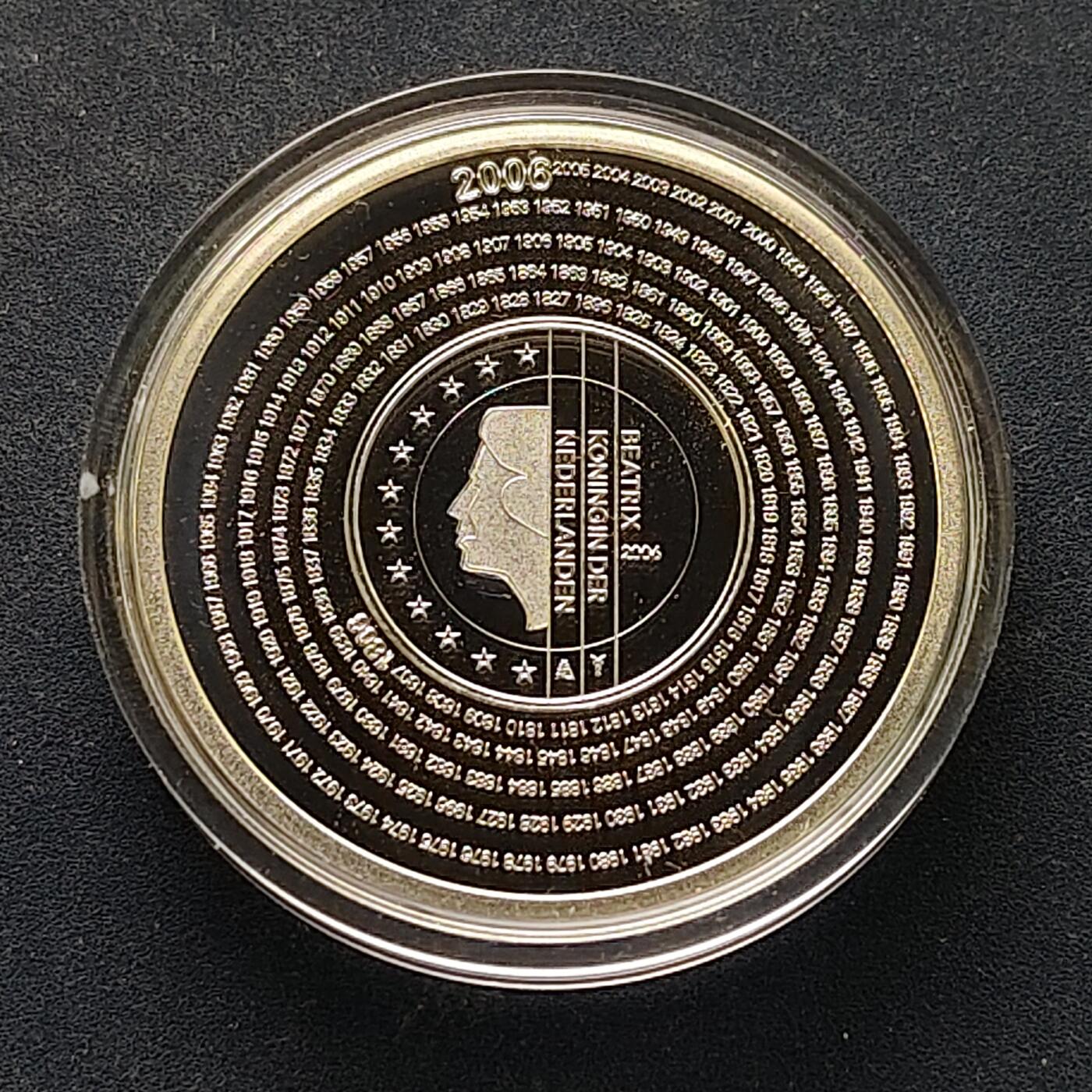【全场包邮】纯粹捡漏拍519场 荷兰2006年5欧元荷兰金融管理局成立200周年官方卡装精制纪念银币【29毫米11.9克92.5%】