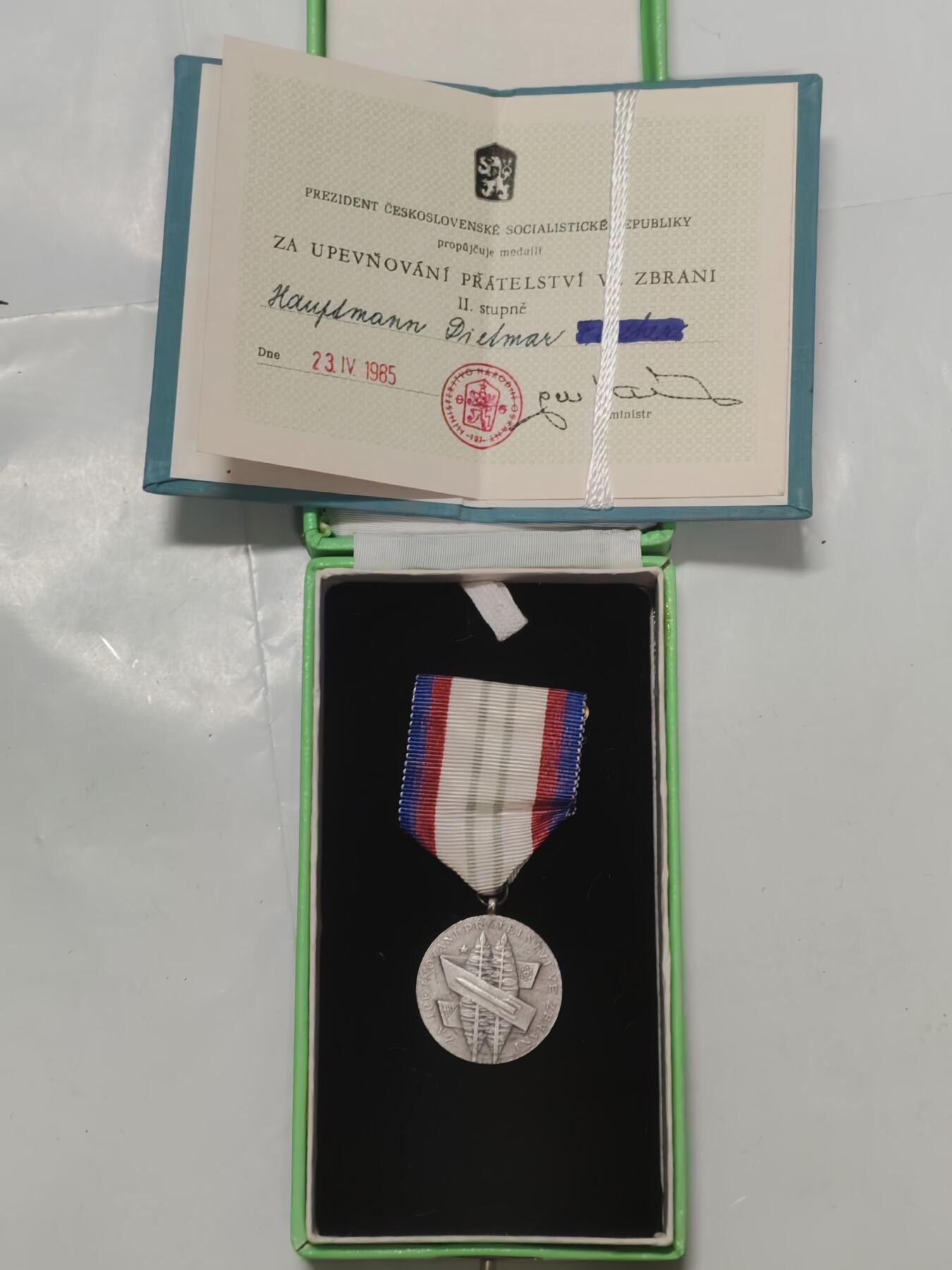 韵星假日军品类拍卖第51期  -- Rimey Holidays Militaria Auction 51 捷克斯洛伐克银级为加强军队友谊建设奖章带原盒证书一套 少见 证书很少