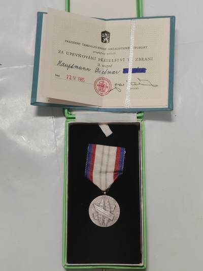 韵星假日军品类拍卖第51期  -- Rimey Holidays Militaria Auction 51 - 捷克斯洛伐克银级为加强军队友谊建设奖章带原盒证书一套 少见 证书很少