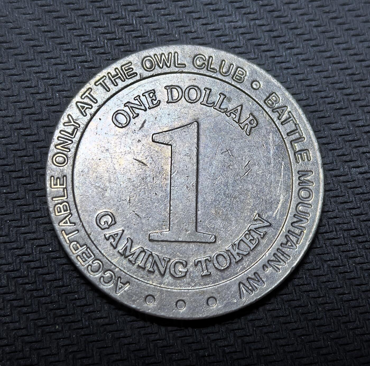 外国优质银币克朗币纪念章，每周六晚九点倒数截拍，满百包邮可寄存，持续收拍 美国1990 年内华达战斗山猫头鹰俱乐部1 美元代币。作为西部赌场文化的实物见证，它记录了美式复古娱乐潮流，是美国代币收藏领域的代表性实物。