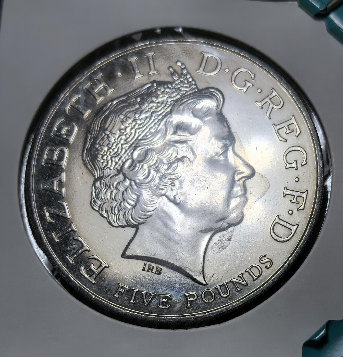 外国优质银币克朗币纪念章，每周六晚九点倒数截拍，满百包邮可寄存，持续收拍 英国伊丽莎白二世登基 80 周年 5 镑纪念币，正面为女王头像，背面以号角与纹章呼应 “VIVAT REGINA”，见证英国王室庆典与英联邦货币文化。