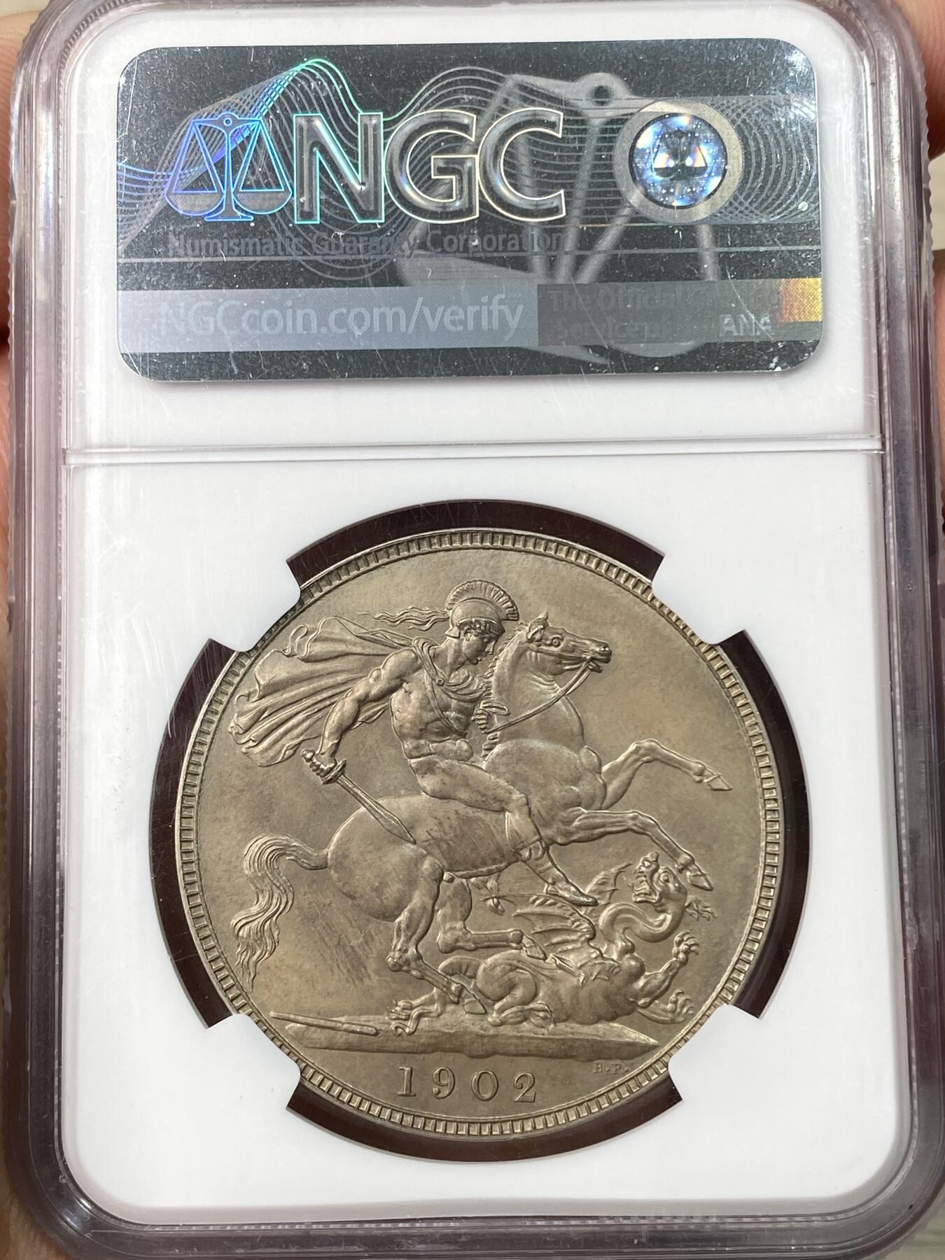 万国钱币拍卖第064期 NGC PF63+ 1902英国爱德华七世精制马剑克朗 MATTE哑光工艺 原味天鹅绒香槟金彩素描质感极美 典藏级品质