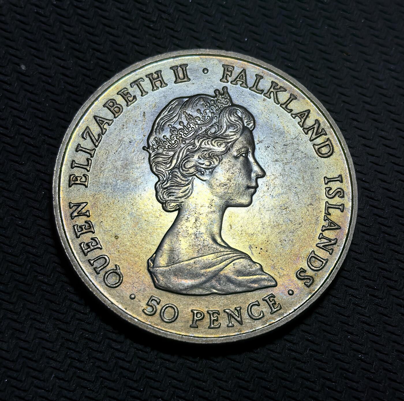 外国优质银币克朗币纪念章，每周六晚九点倒数截拍，满百包邮可寄存，持续收拍 福克兰群岛1982 年马岛战争胜利 50 便士币。正面是伊丽莎白二世肖像，背面印有 “LIBERATION 14th JUNE 1982” 及岛徽，定格英国收复领土的关键节点。