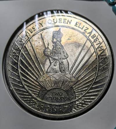 外国优质银币克朗币纪念章，每周六晚九点倒数截拍，满百包邮可寄存，持续收拍 - 南乔治亚与南桑威奇群岛2013年2镑币，为纪念伊丽莎白二世加冕 60 周年发行，正面是女王肖像，背面以加冕形象配钻石光芒，致敬女王加冕盛典与君主生涯。