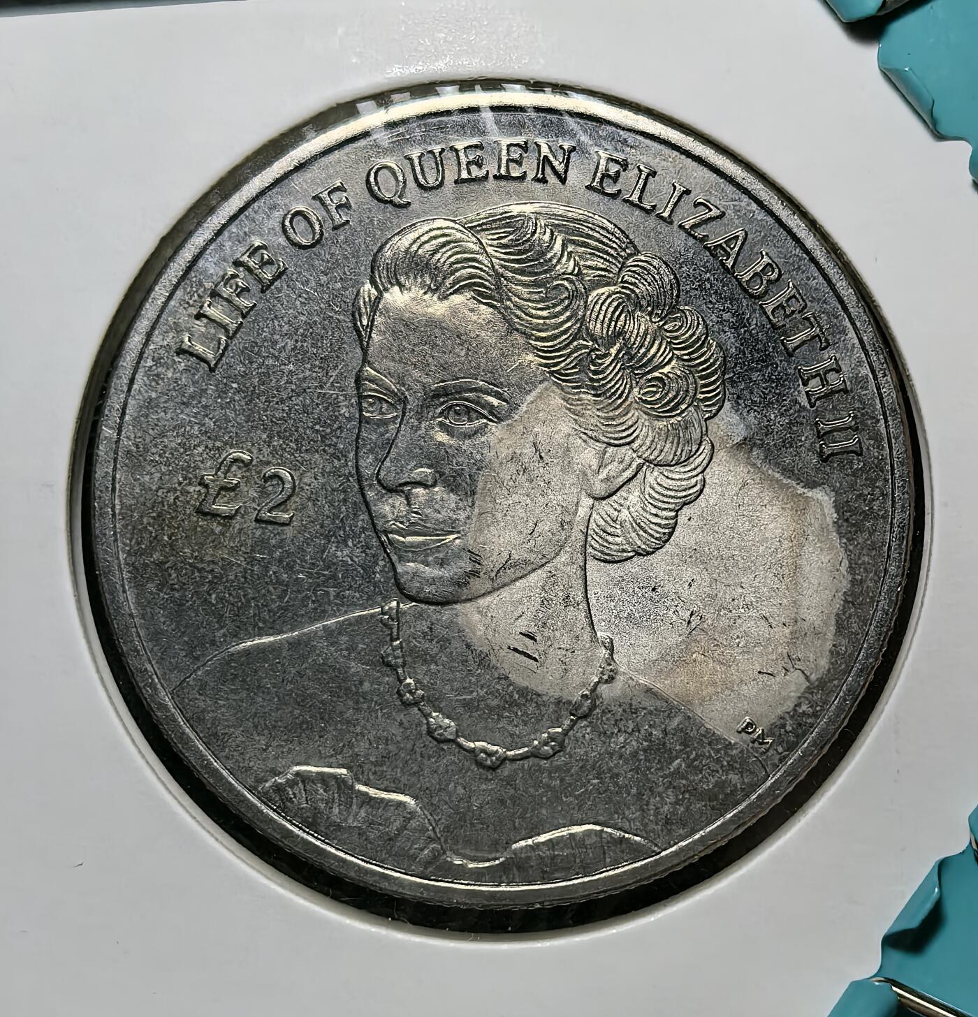 外国优质银币克朗币纪念章，每周六晚九点倒数截拍，满百包邮可寄存，持续收拍 阿森松岛2012年纪念伊丽莎白二世登基钻禧2镑纪念币，正面呈现女王不同时期肖像，背面展现其青年形象，由英属海外领地发行，致敬女王一生与君主制传承。