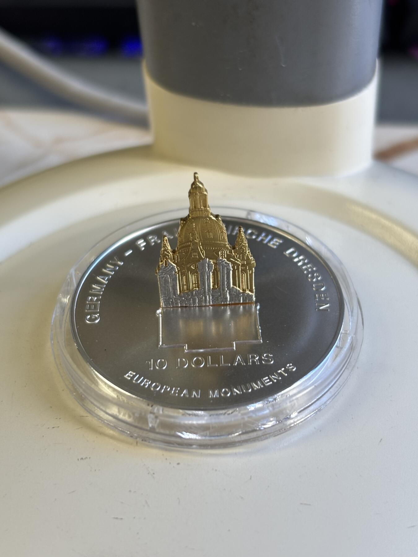 第196期拍卖 瑙鲁2004年建筑奇观德累斯顿圣母大教堂立体银币带证书，999银镀金，1盎司/2.17克，发行7500枚