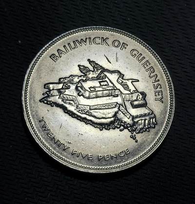 外国优质银币克朗币纪念章，每周六晚九点倒数截拍，满百包邮可寄存，持续收拍 - 根西岛1977年伊丽莎白二世登基银禧 25 便士纪念币，正面是女王肖像，背面为根西岛城堡地标，见证英王室与海峡群岛的联结。