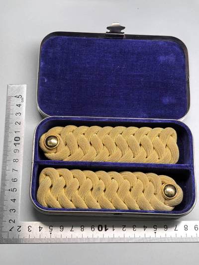 小驴勋章奖章收藏4月4日周六晚六点拍卖（珍爱和平，收藏战争，铭记历史，勿忘国耻，忠党爱国。有偿代拍，送拍规则在简介最后，参拍须阅读规则后再参拍，关系到运费包装发货时效真假辨别等关键信息，拍卖时不再发原图，看大图店主微信码在拍卖店铺介绍里） - 日本大礼服肩章一对带盒