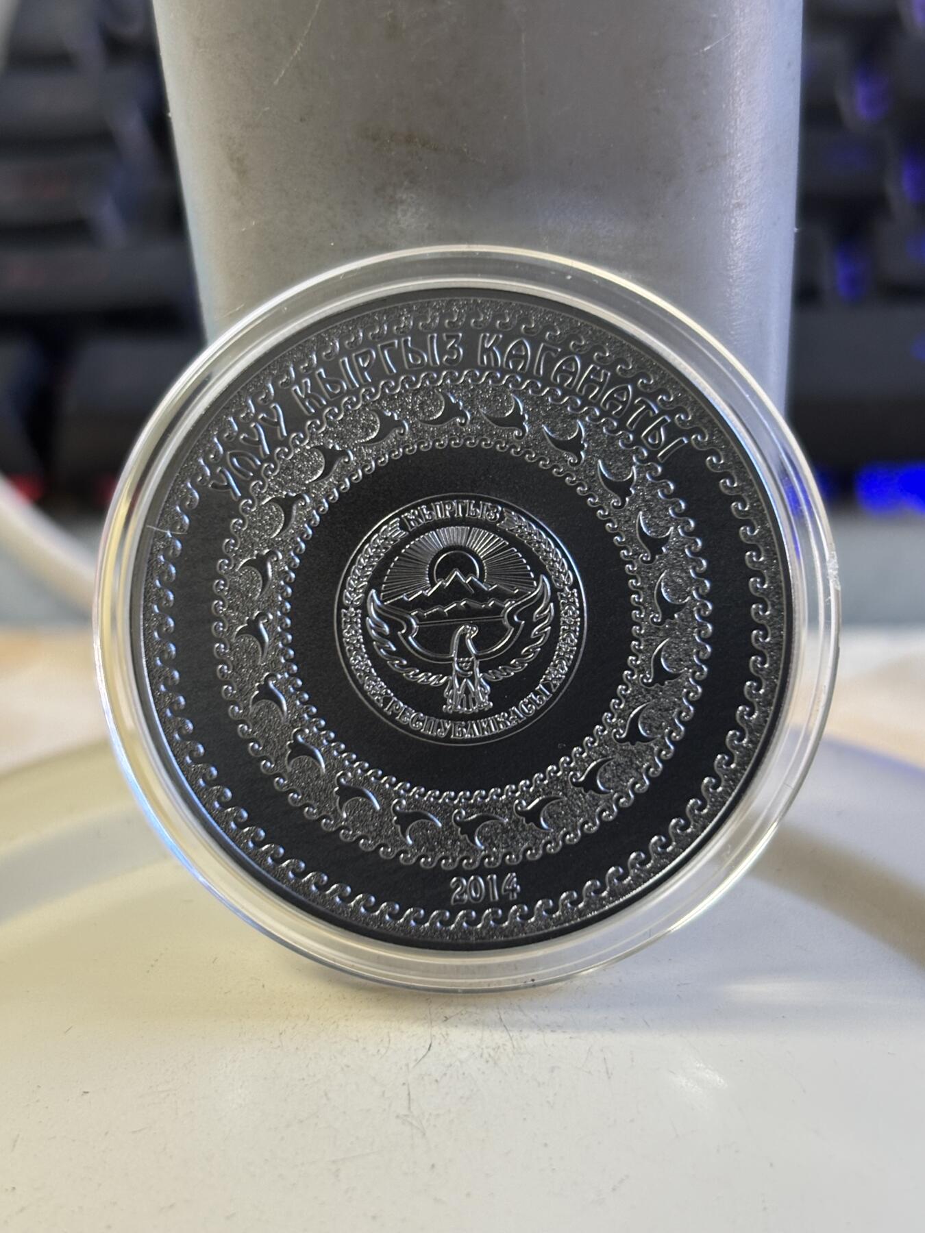 第196期拍卖 吉尔吉斯斯坦2014年首任可汗巴尔斯别克镀钛黑银币，925银，28.28克，发行2000枚