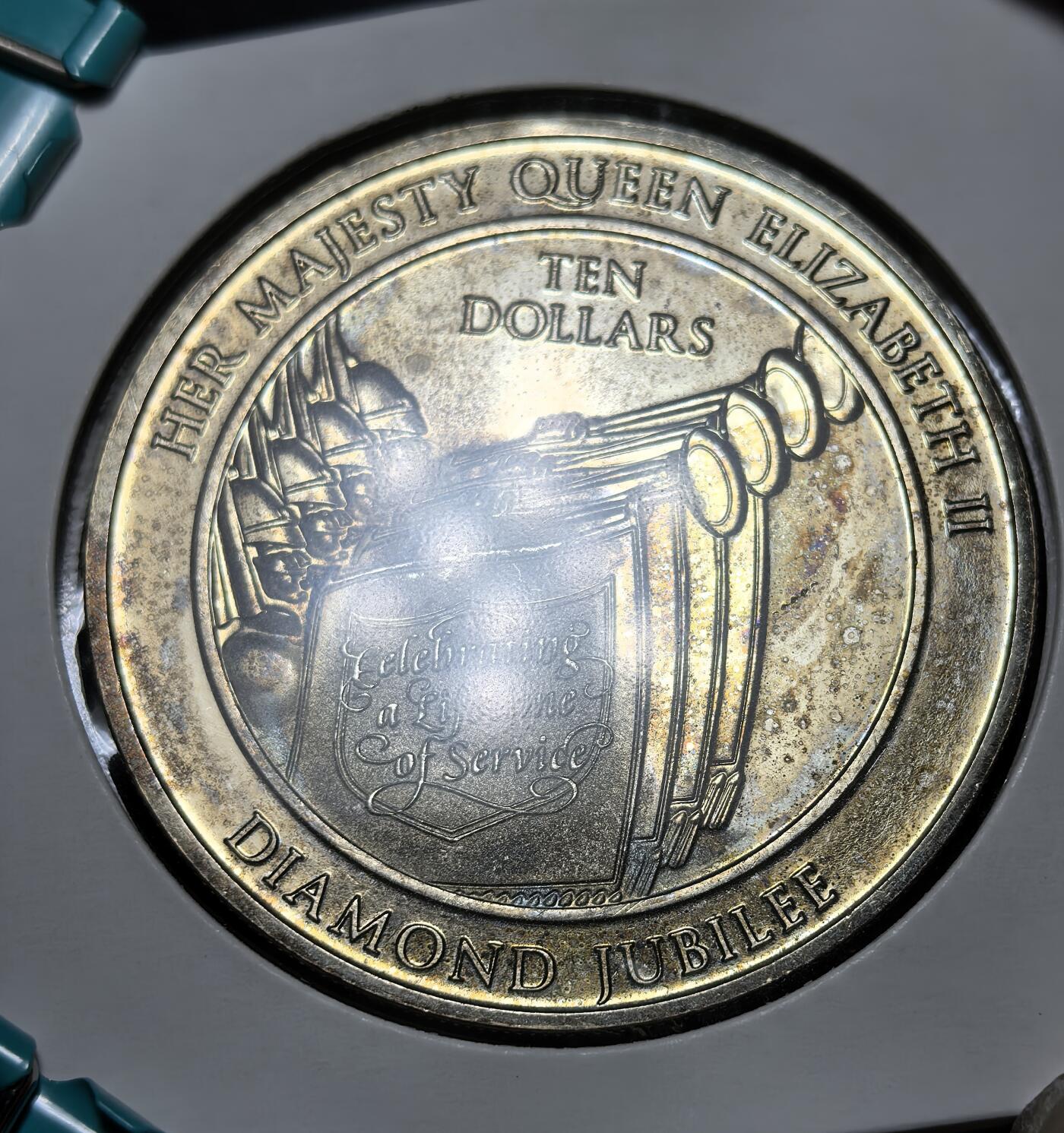 外国优质银币克朗币纪念章，每周六晚九点倒数截拍，满百包邮可寄存，持续收拍 斐济2012年伊丽莎白二世登基钻禧 10 元纪念币，正面为女王头像，背面以仪仗与铭文纪念其在位 60 周年，见证英联邦王室与斐济的历史联结。